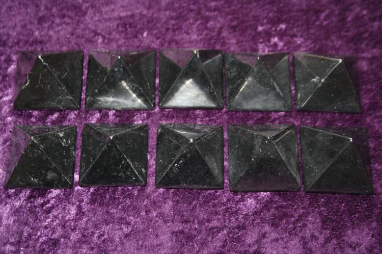 Pyramid 40mm - Shungite